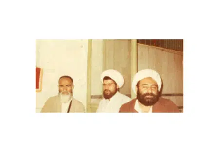   از سمت راست: حجه الاسلام و المسلمین حاج شیخ حسین کبیر تهرانی- آیت الله مبشر کاشانی - مرحوم حاج آقا فخر تهرانی ( منزل آیت الله مبشر)1358